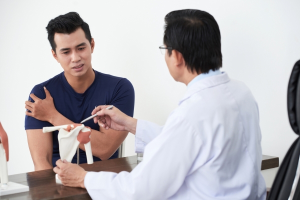 patient describing unbearable pain to doctor