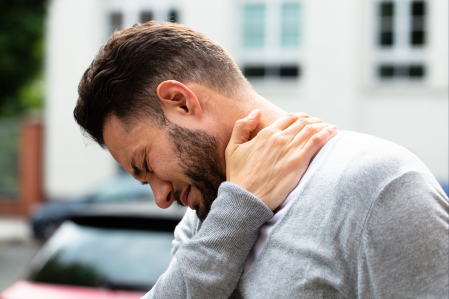 everyday habits worsen neck pain